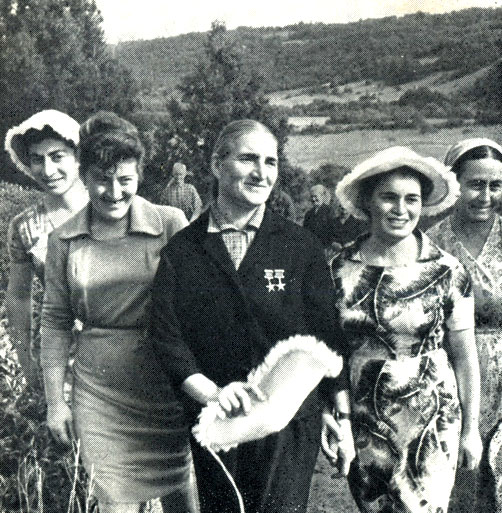 Знатный чаевод Тамара Купуния (в центре) с подругами