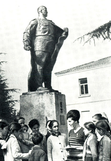 Герой Социалистического Труда Винари Схулухия беседует со школьниками у памятника ее отцу Герою Советского Союза Григолу Схулухия