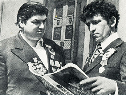 Мастера высоких урожаев чая Амиран Торотадзе (слева) и Климентий Лашхия