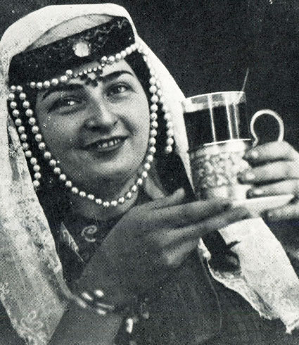 В свой черед и невзначай пейте наш грузинский чай